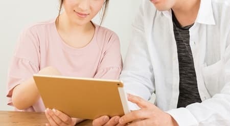 hCG注射について説明する医者